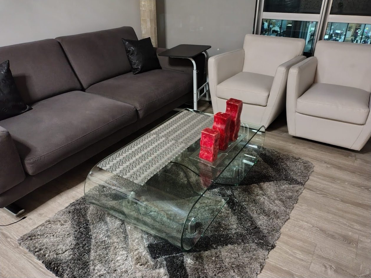 Limpieza de sala y espacios comunes en hogares