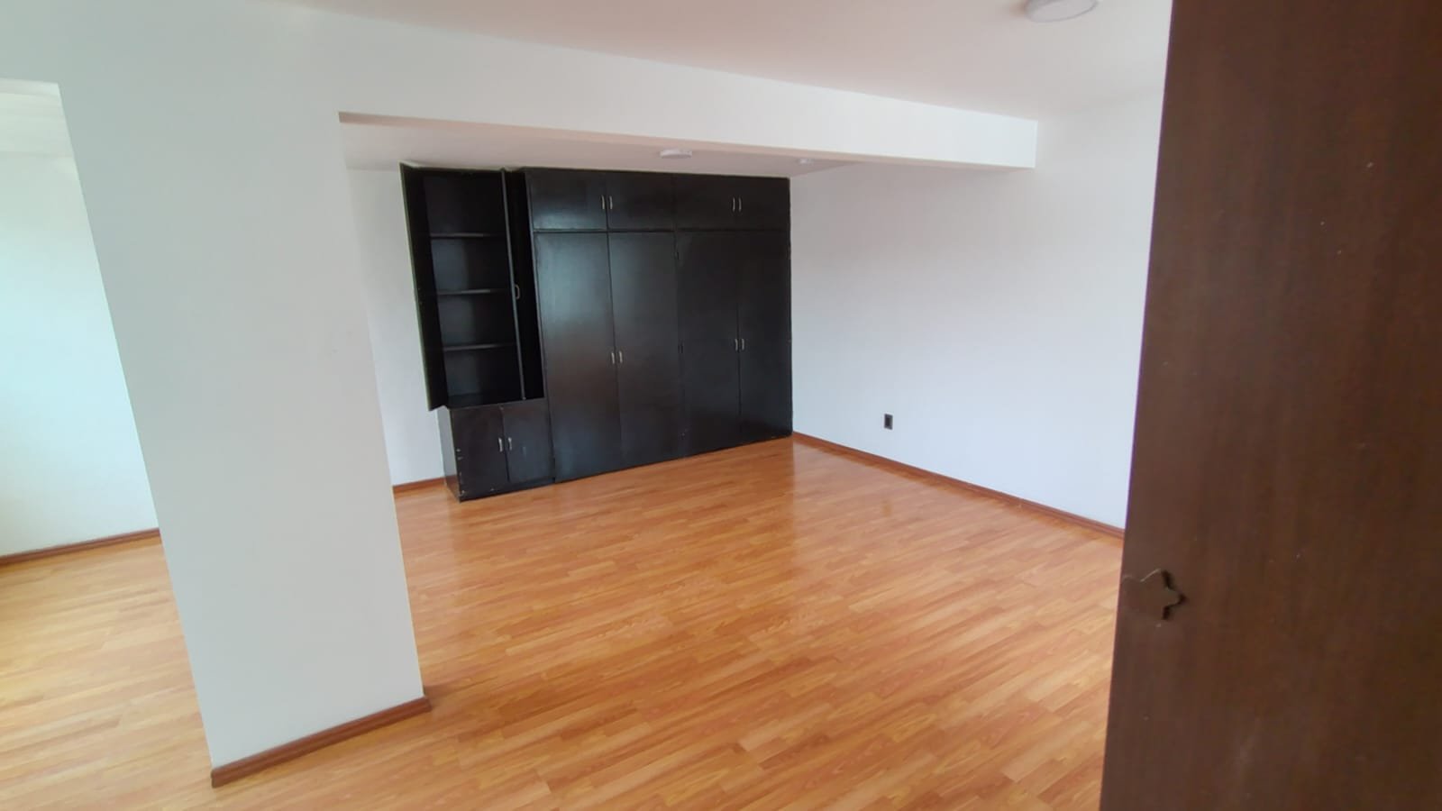 Sala con pisos brillantes tras limpieza pre mudanza completa en CDMX