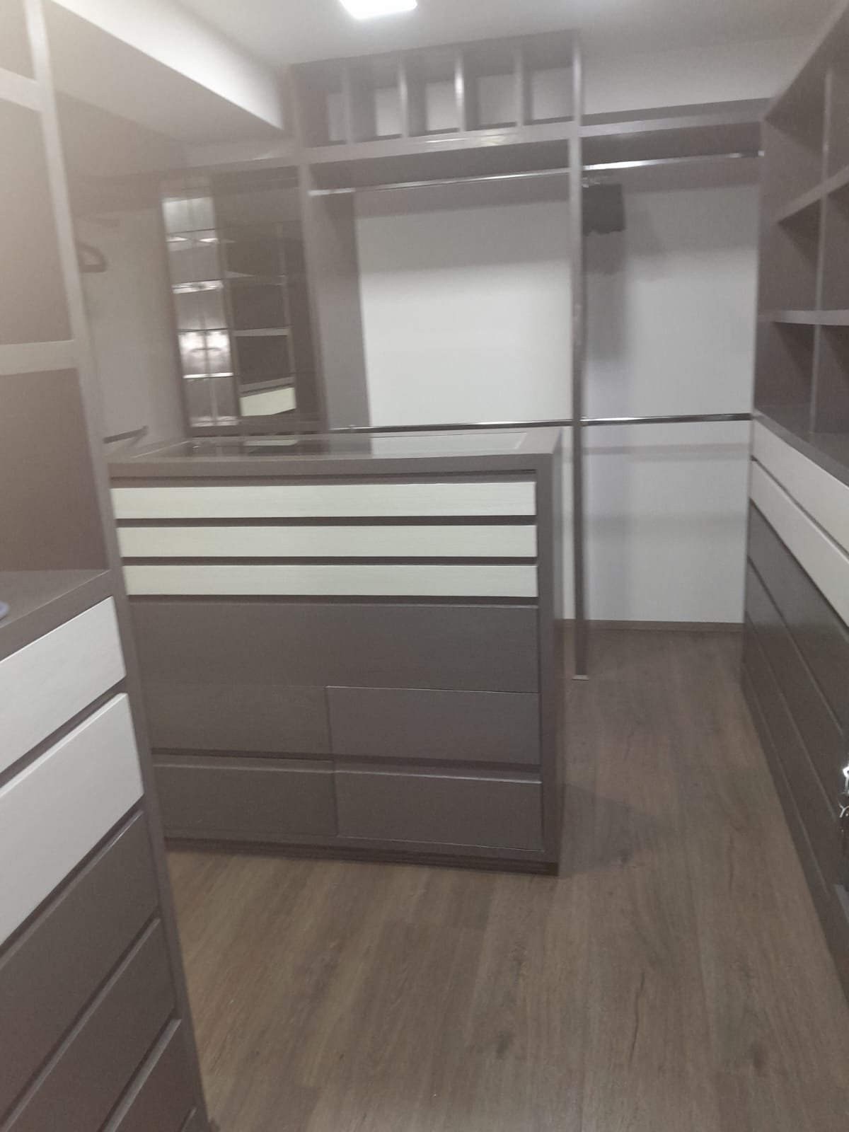 Closet blanco completamente limpio tras servicio pre mudanza en Polanco CDMX