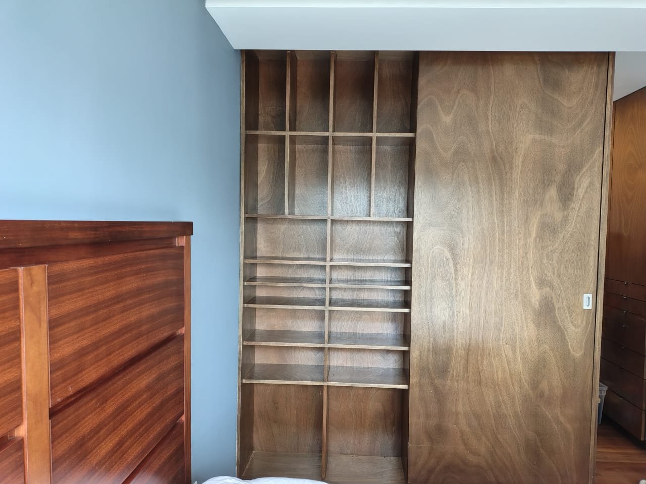 Closet de madera tratado y limpio tras limpieza pre mudanza en CDMX