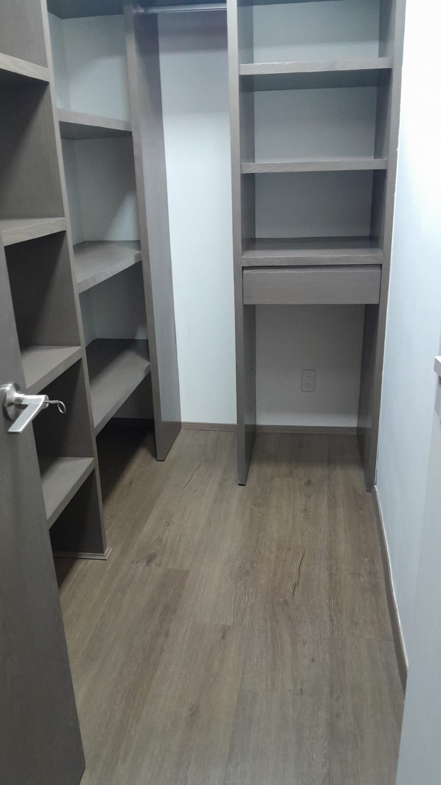 Closet moderno limpio tras servicio pre mudanza en Polanco CDMX, realizado por Aquilimpio