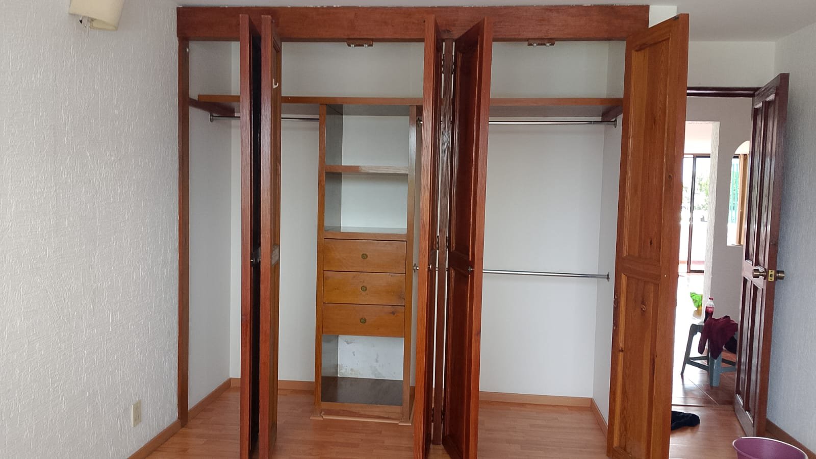 Limpieza de closet con puertas de madera en departamento de CDMX durante servicio pre mudanza