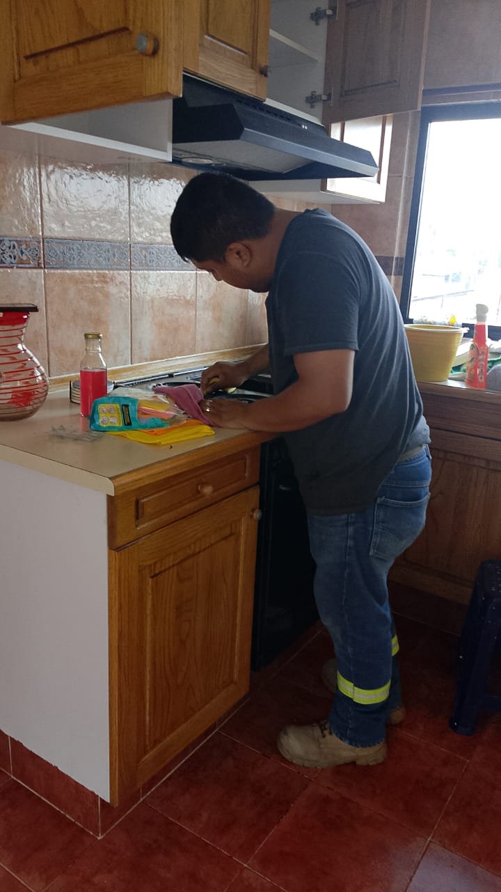 Desengrasado de superficies en cocina moderna de Miguel Hidalgo durante limpieza pre mudanza por Aquilimpio