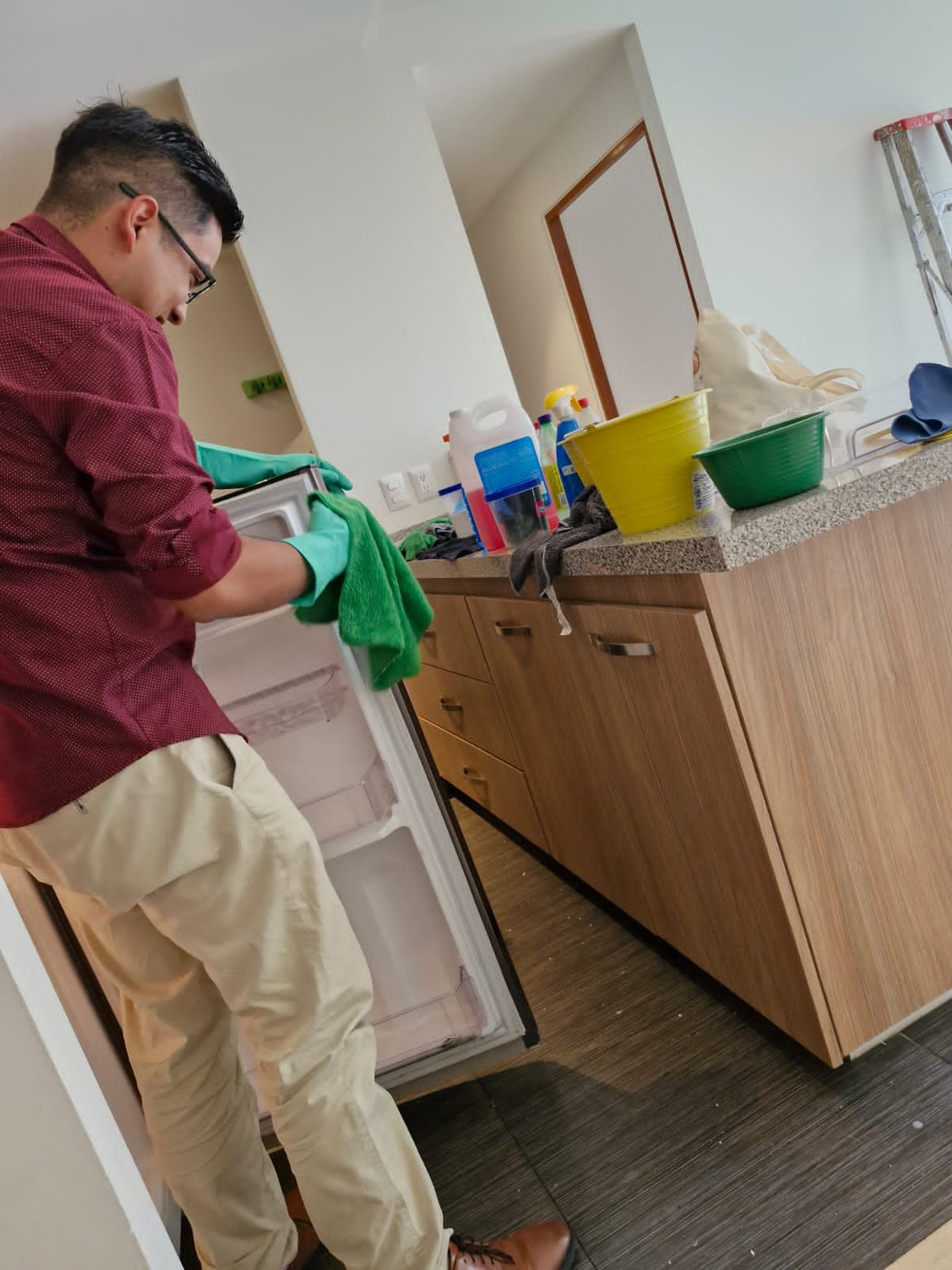 Equipo Aquilimpio organizando materiales de limpieza pre mudanza en CDMX