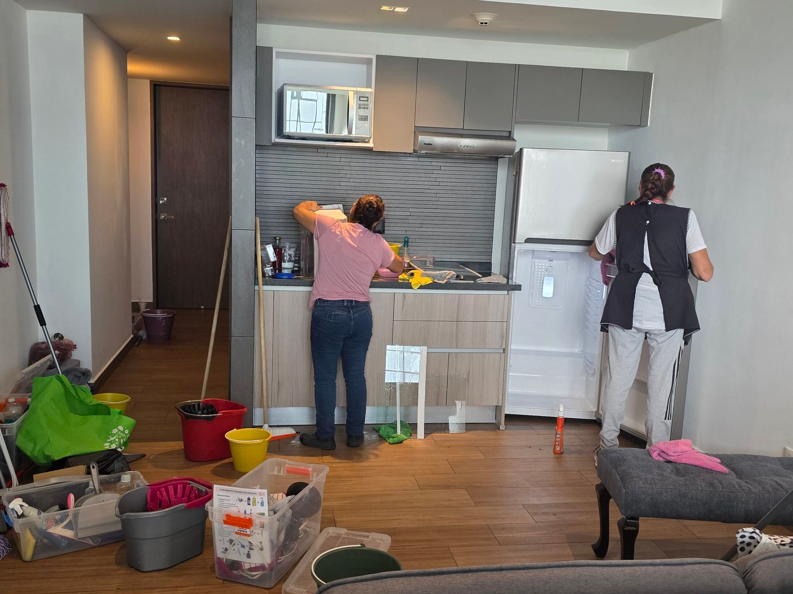 Limpieza pre mudanza en cocina de departamento Be Grand Alto Polanco, Miguel Hidalgo CDMX, por Aquilimpio