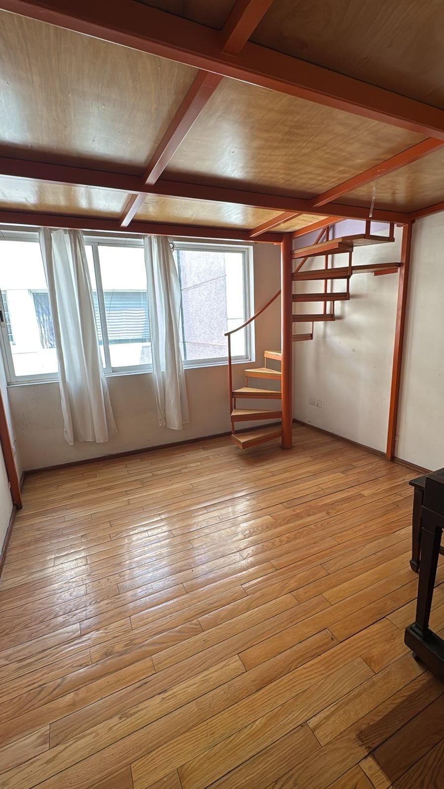 Escaleras de madera limpias tras limpieza pre mudanza por Aquilimpio CDMX