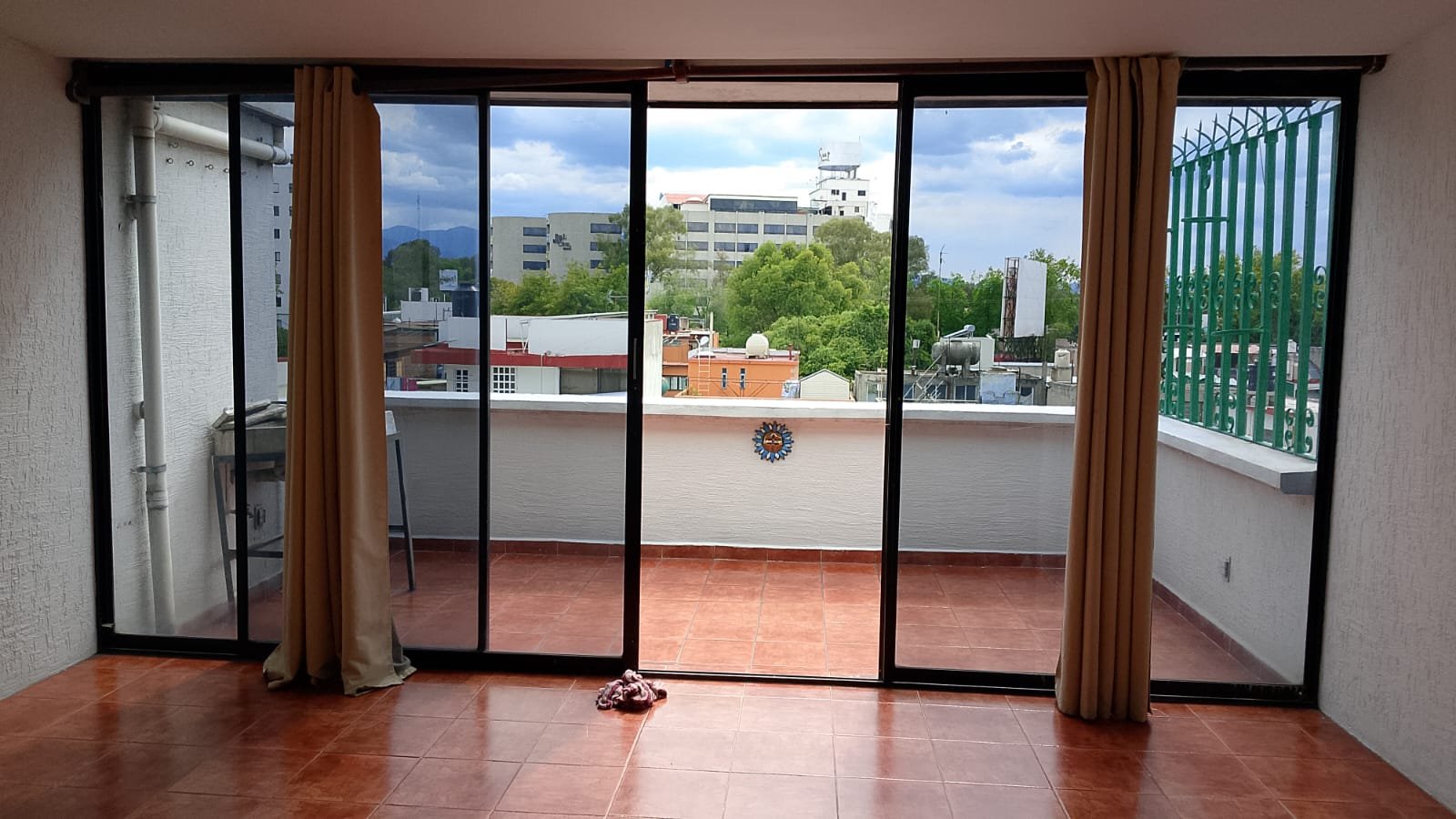 Limpieza de terraza y puertas de vidrio en departamento de Polanco, CDMX