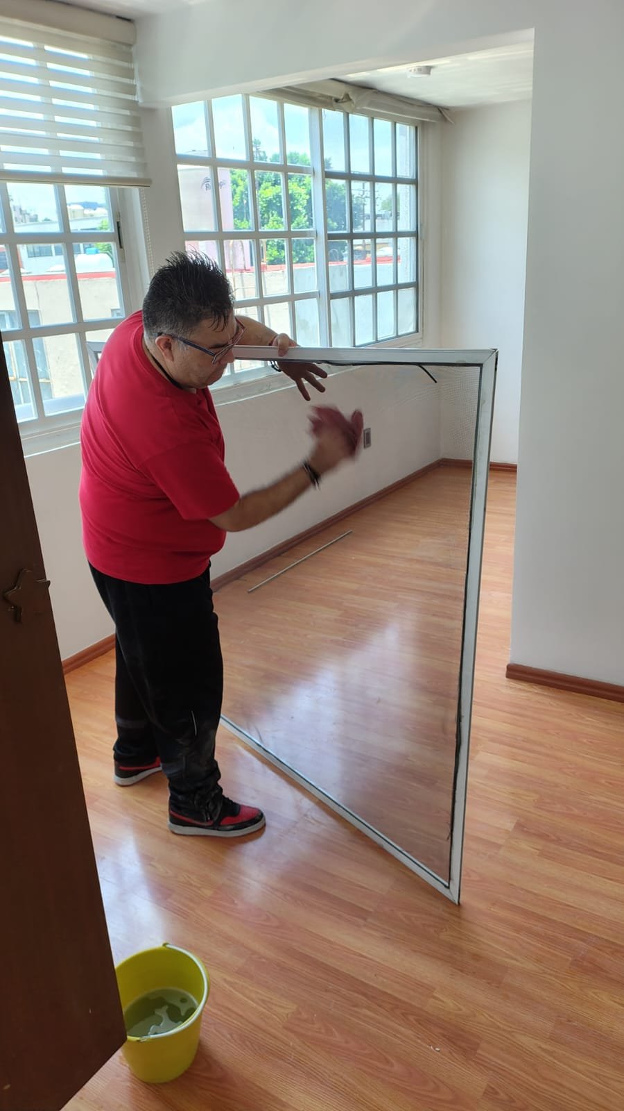 Equipo de limpieza Aquilimpio realizando trabajo en proceso de limpieza pre mudanza en CDMX